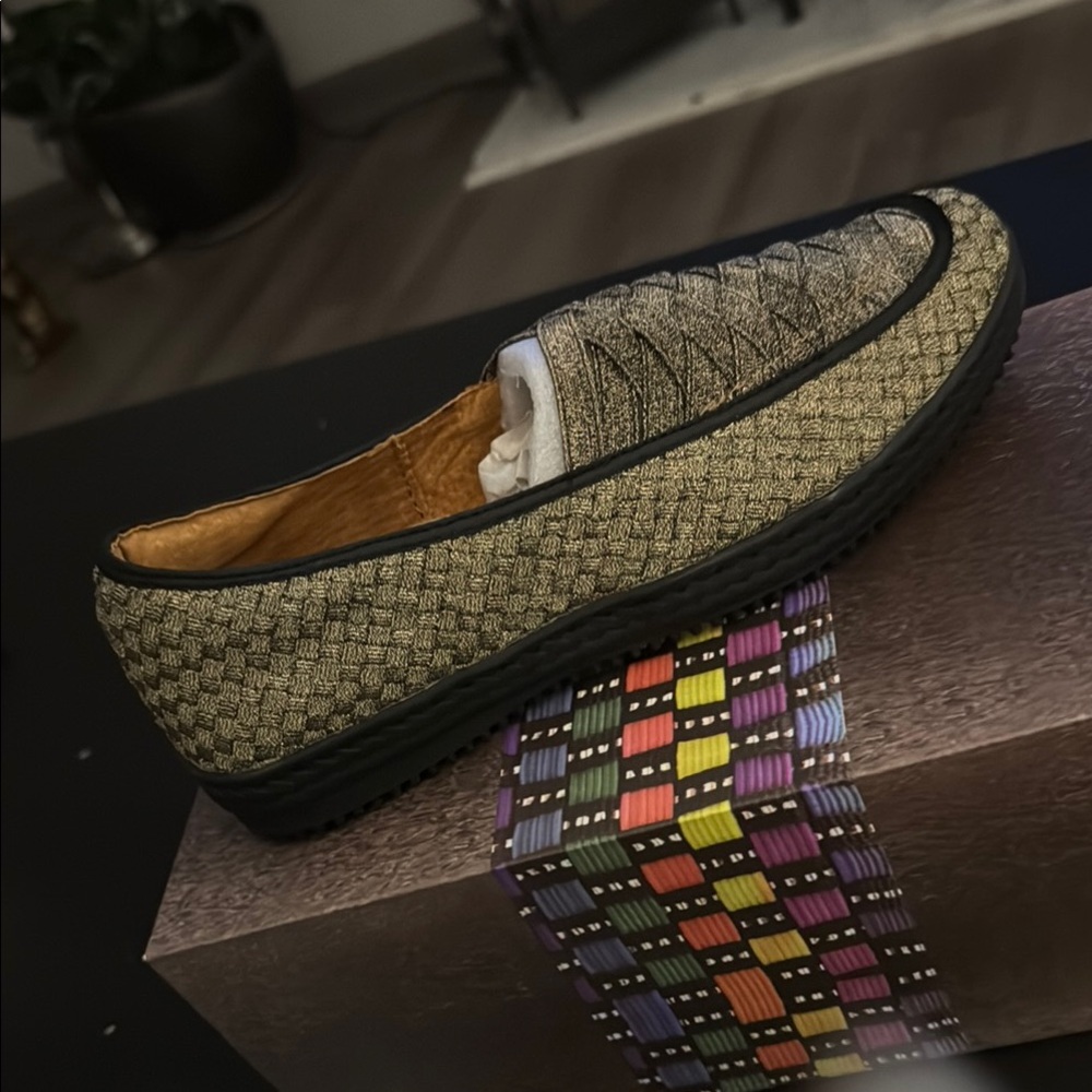 bernie mev. Women’s Gold and Black Slip-On Loafers              NWT US 8 / EU 39